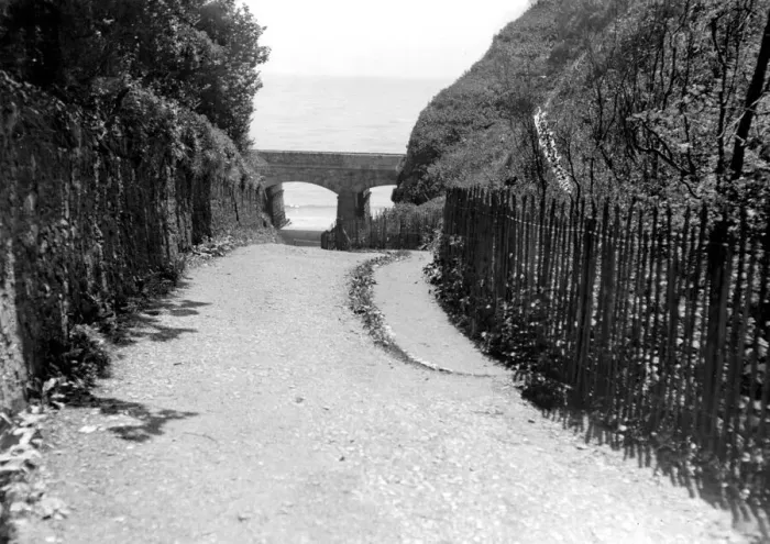 Framed Print : Smugglers Lane, Teignmouth, Devon, c. 1925