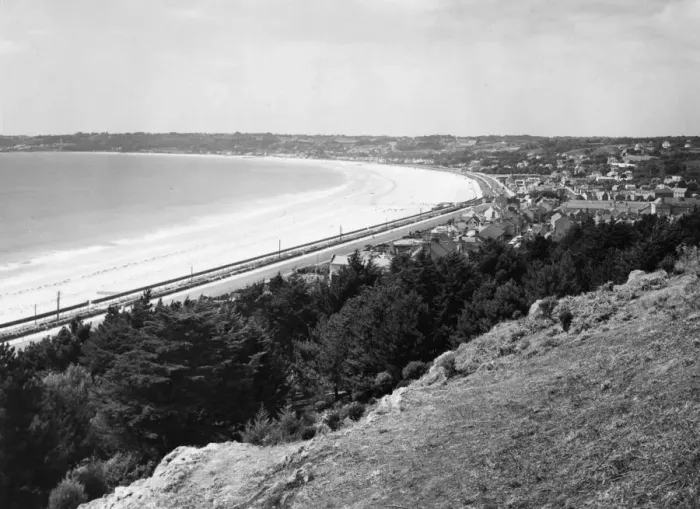 Framed Print : St Aubins Bay, Jersey, c. 1920s