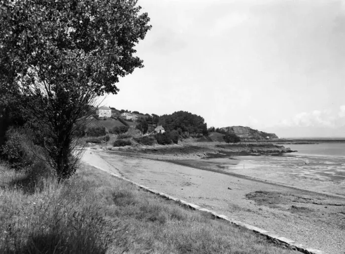 Framed Print : St Catherines Bay, Jersey, c. 1920s Framed Print : St Catherines Bay, Jersey, c. 1920s