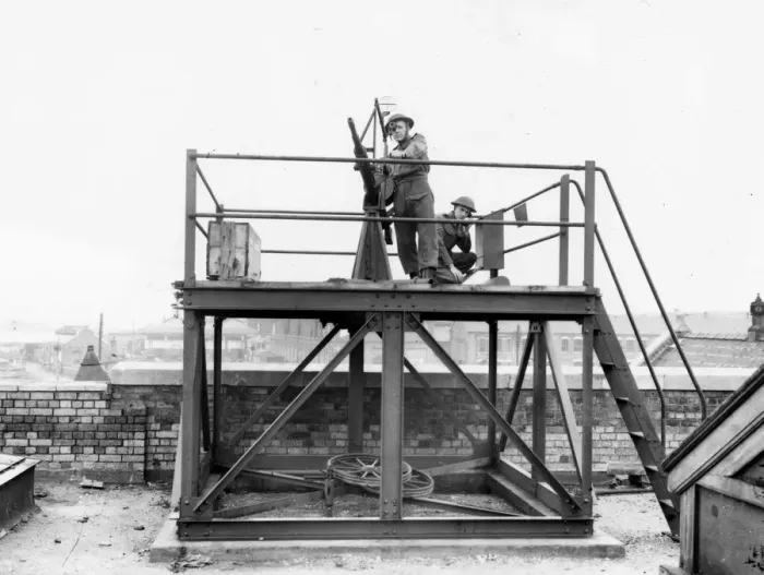 Framed Print : Swindon Home Guard manning an anti-aircraft gun platform, c. 1940 Framed Print : Swindon Home Guard manning an anti-aircraft gun platform, c. 1940