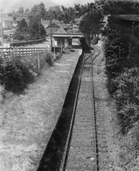 Framed Print : Tetbury Station, Gloucestershire, c. 1940s Framed Print : Tetbury Station, Gloucestershire, c. 1940s