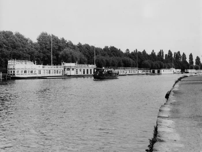 Framed Print : University barges, Oxford, c. 1930s Framed Print : University barges, Oxford, c. 1930s