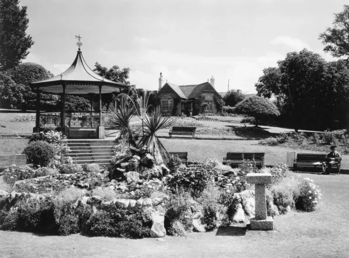 Framed Print : Victoria Gardens, Truro, Cornwall, c. 1920s Framed Print : Victoria Gardens, Truro, Cornwall, c. 1920s