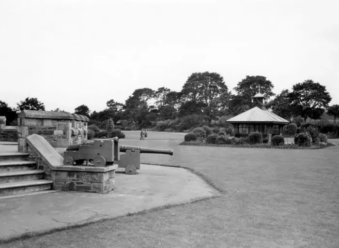 Framed Print : Victoria Park, Bideford, Devon, c. 1930s Framed Print : Victoria Park, Bideford, Devon, c. 1930s