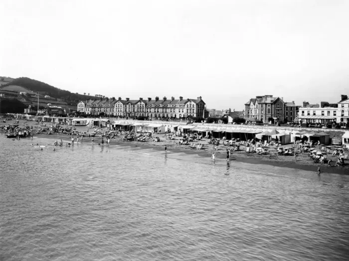 Framed Print : West Beach at Teignmouth, Devon, September 1933 Framed Print : West Beach at Teignmouth, Devon, September 1933