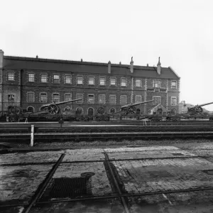 6in. naval guns on display on Macaw B wagons at Swindon Works c. 1915