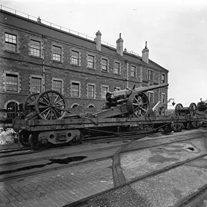 6in. naval guns on display on Macaw B wagons at Swindon Works, c. 1915