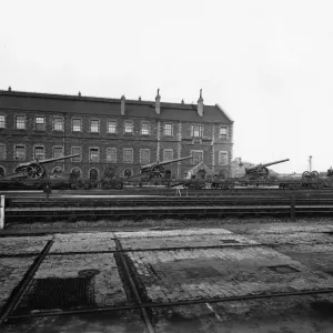 6in. naval guns on display on Macaw B wagons at Swindon Works c. 1915 6in. naval guns on display on Macaw B wagons at Swindon Works c. 1915