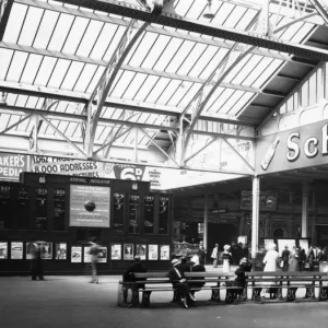 Arrivals indicator board at Paddington Station, 1934