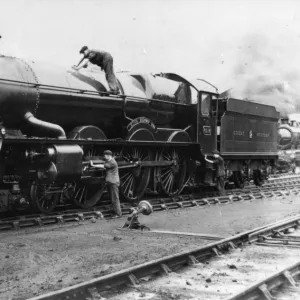 Loco staff cleaning No 6014 King Henry VII, c1930