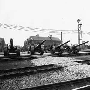 Naval guns at Swindon Works, alongside Star Class locomotive, no. 4013 Knight of St Patrick, c. 1915