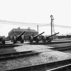 Naval guns at Swindon Works, alongside Star Class locomotive, no. 4013 Knight of St Patrick, c. 1915 Naval guns at Swindon Works, alongside Star Class locomotive, no. 4013 Knight of St Patrick, c. 1915