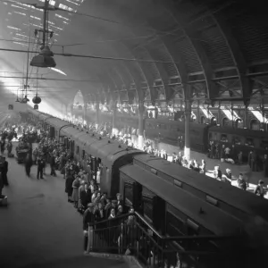 Passengers at Paddington Station in 1943 Passengers at Paddington Station in 1943