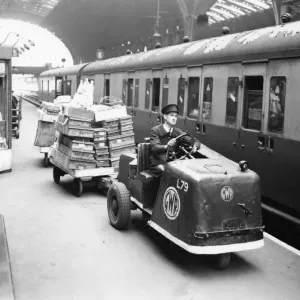 Petrol driven Karrier on Platform 5 at Paddington Station, c. 1935 Petrol driven Karrier on Platform 5 at Paddington Station, c. 1935
