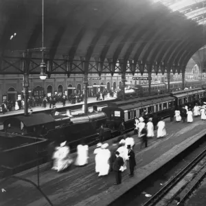 Platform 5 at Paddington Station, London, 1913