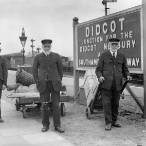 Retired staff returning to work at Didcot Station, 1917