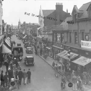 Swindon town centre busy with shoppers getting new outfits