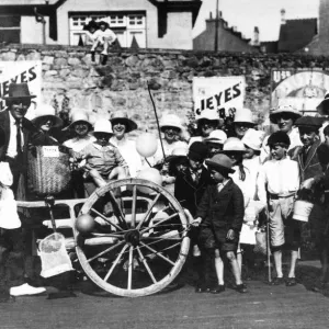 Trip week holiday makers at Tenby, c1930