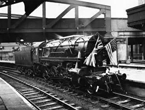 US 2-8-0 tender locomotive No. 1604 at Paddington Station, 1942