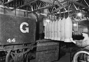 Swindon Works Gallery: 250lb Bombs at the Swindon Works, early 1940s