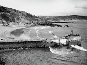Images Dated 6th February 2021: The Banjo Pier at Looe, Cornwall, c. 1930