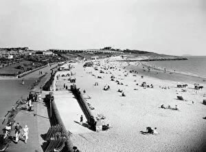 Holidaymakers Gallery: Barry Island Beach, Wales, 1920s