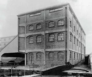 Images Dated 16th March 2018: Brentford Docks warehouse, c1920