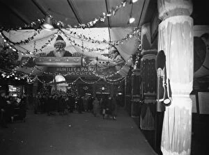 Decorations Gallery: Christmas Decorations at Paddington Station, December 1935