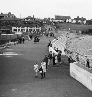 Promenade Gallery: Cold Knap Beach, Barry Island, Wales, August 1927