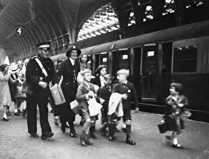 Paddington Gallery: Evacuees at Paddington Station in 1939