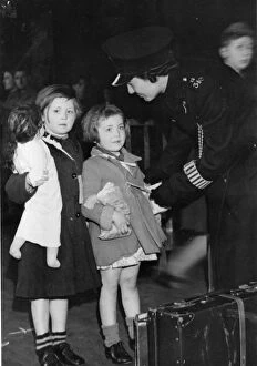 Passengers Gallery: Evacuees at Paddington Station, September 1939