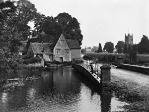 Bridge Gallery: Fairford, August 1925