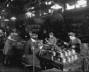World War 2 Gallery: Female employees at Swindon Works making lamps, c.1940