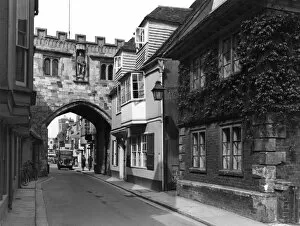 Images Dated 6th April 2020: High Street Gate, Salisbury, May 1947