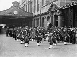 First World War Collection: Highland Band at Paddington Station, 1915