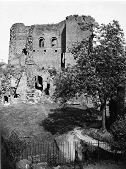Warwickshire Collection: Kenilworth Castle, Warwickshire, July 1935