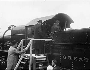Castle Class Locomotives Gallery: King George V entering the cab of No 4082 Windsor Castle, 1924