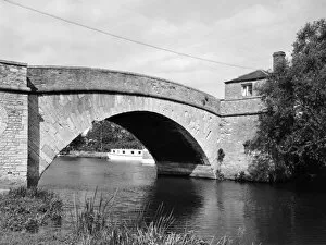 River Thames Collection: Lechlade Halfpenny Bridge, September 1948