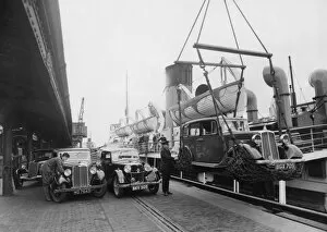 Harbour Gallery: Loading motor cars, 1937