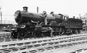 Staff Collection: Loco staff cleaning No 5029 Nunney Castle
