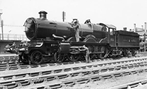 Images Dated 20th February 2007: Loco staff cleaning No 5029 Nunney Castle