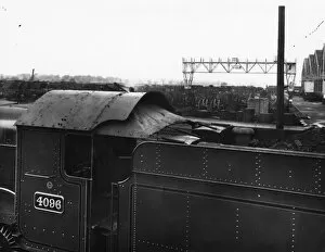 Castle Class Locomotives Gallery: Locomotive 4096, Highclere Castle with its wartime black out screen, c.1940