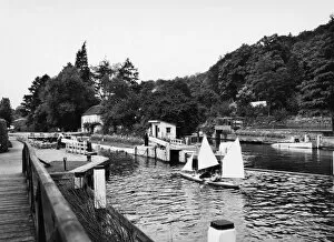 Images Dated 6th April 2020: Marsh Lock, Henley on Thames, August 1939