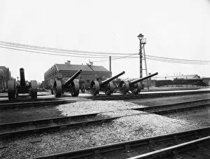 Naval guns at Swindon Works, alongside Star Class locomotive, no. 4013 Knight of St Patrick, c.1915