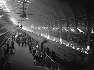 Passenger Coaches Gallery: Passengers at Paddington Station in 1943