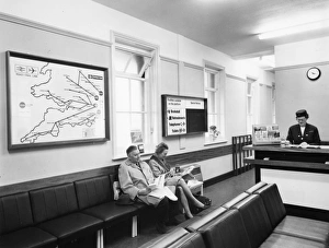 Reading Gallery: Passengers waiting at Reading station, about 1960