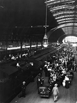 Passengers Gallery: Platforms 4 and 5 at Paddington Station, c.1910