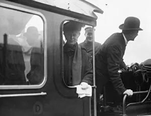Castle Class Locomotives Gallery: Queen Mary on the footplate of No 4082 Windsor Castle, 1924