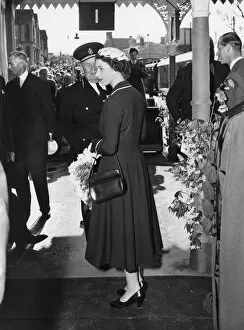 1950s Collection: Royal Tour of West Country - The Queen at Launceston Station, 9th May 1956