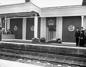 Images Dated 30th March 2022: Royal Tour of Worcestershire & Herefordshire - Ledbury Station Decorations, April 1957